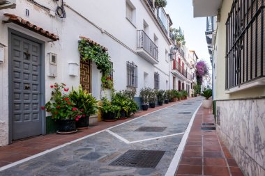 Marbella İspanya 'nın Endülüs şehrinde. Marbella sokakları, Endülüs bölgesindeki tipik İspanyol evleri.