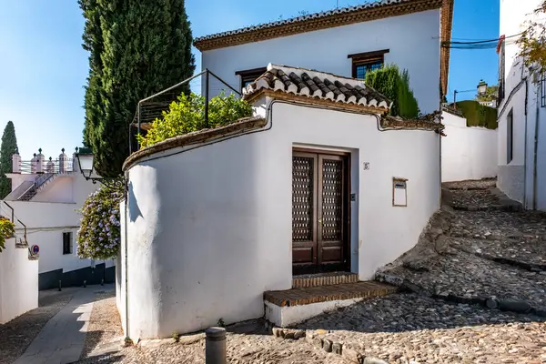 Endülüs 'te (İspanya) Granada sokakları ve eski binalar. El Albaicin (veya Albayzin). Granada tarihi kenti Endülüs 'ün (İspanya) sokakları ve eski binalarının manzarası).