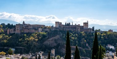Albaisin 'den Granada Sarayı' nın Alhambra Panoraması. Albaicin, Granada, İspanya 'dan Alhambra Sarayı Panoraması