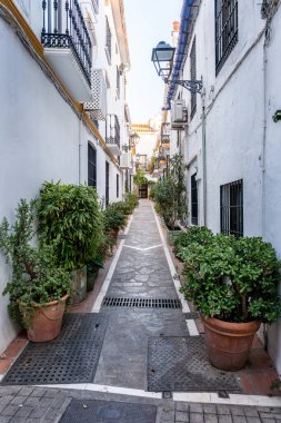 Marbella İspanya 'nın Endülüs şehrinde. Marbella sokakları, Endülüs bölgesindeki tipik İspanyol evleri.