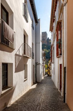 Endülüs 'te (İspanya) Granada sokakları ve eski binalar. El Albaicin (veya Albayzin). Granada tarihi kenti Endülüs 'ün (İspanya) sokakları ve eski binalarının manzarası).