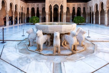 Alhambra, Aslanlar Mahkemesi, Granada, İspanya. İspanya 'nın ünlü Alhambra kompleksi Granada' da bulunan Patio del los Leones (Aslanlar Sarayı)