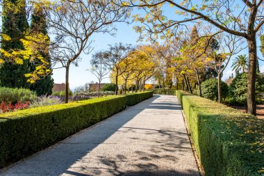 Alhambra girişi. İspanya 'nın Grenada kentindeki tarihi Alhambra sahasına giden özel çit geçidi boyunca ziyaret yolu.