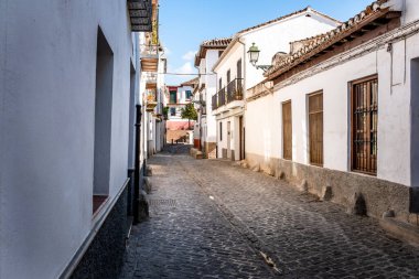 Endülüs 'te (İspanya) Granada sokakları ve eski binalar. El Albaicin (veya Albayzin). Granada tarihi kenti Endülüs 'ün (İspanya) sokakları ve eski binalarının manzarası).