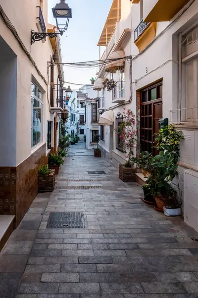 Marbella İspanya 'nın Endülüs şehrinde. Marbella sokakları, Endülüs bölgesindeki tipik İspanyol evleri.