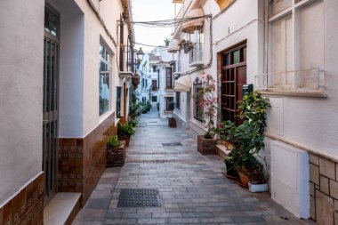 Marbella İspanya 'nın Endülüs şehrinde. Marbella sokakları, Endülüs bölgesindeki tipik İspanyol evleri.