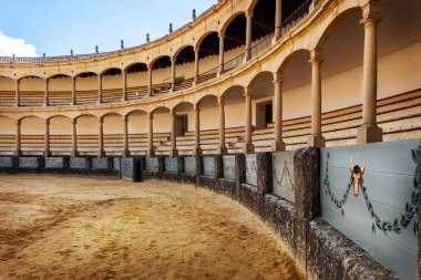 Ronda, İspanya - 11 Kasım 2024: İspanya 'nın en eski ve en ünlü boğa güreş arenalarından biri olan Ronda' da, 1785 yılında inşa edildi.