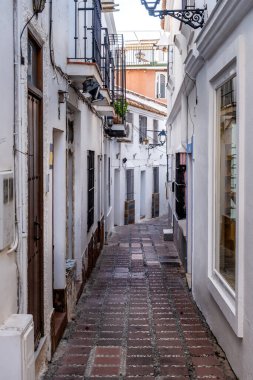 Marbella İspanya 'nın Endülüs şehrinde. Marbella sokakları, Endülüs bölgesindeki tipik İspanyol evleri.