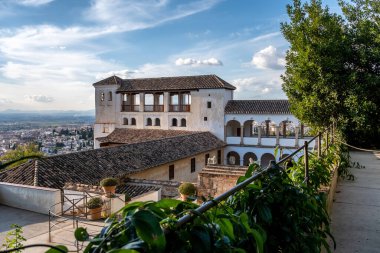 Palacio de Generalife Granada, İspanya 'da. Granada, İspanya 'daki Alhambra' dan Palacio de Generalife manzarası. Granada 'daki bozkır döneminde Nasrid Emirlikleri' nin yaz sarayı.