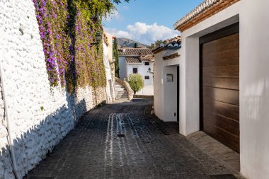 Endülüs 'te (İspanya) Granada sokakları ve eski binalar. El Albaicin (veya Albayzin). Granada tarihi kenti Endülüs 'ün (İspanya) sokakları ve eski binalarının manzarası).