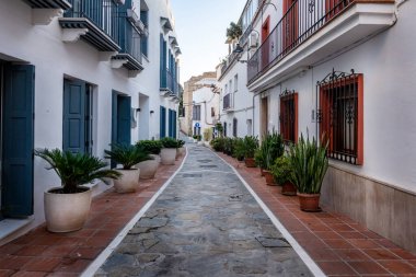 Marbella İspanya 'nın Endülüs şehrinde. Marbella sokakları, Endülüs bölgesindeki tipik İspanyol evleri.