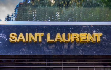 ZURICH, SWitzERLAND - 3 AĞUSTOS 2022: Yves Saint Laurent YSL, 1961 yılında kurulan lüks bir Fransız moda evi. İsviçre 'nin Zürih şehrinin Tasarım Bölgesi' ndeki dükkan duvarında YSL marka logosu açık.