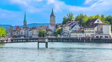 Limmat nehrinden Zürih manzarası