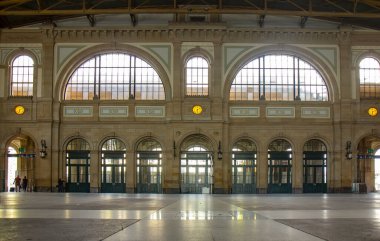 Zürih Merkez İstasyonu veya Zürih Merkez İstasyonu İsviçre 'nin en büyük tren istasyonudur.