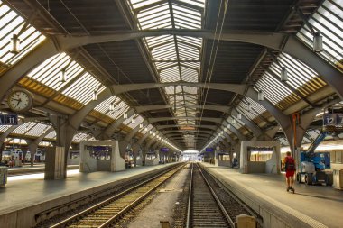 Zürih Merkez İstasyonu veya Zürih Merkez İstasyonu İsviçre 'nin en büyük tren istasyonudur.