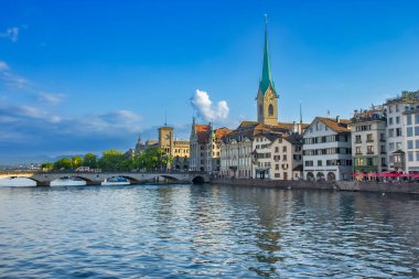 Zürih şehir manzarası ve Zürih şehir merkezinde Limmat nehri, İsviçre