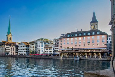 Zürih şehir manzarası ve Zürih şehir merkezinde Limmat nehri, İsviçre