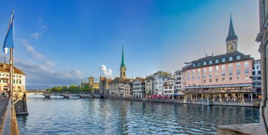 Zürih şehir manzarası ve Zürih şehir merkezinde Limmat nehri, İsviçre