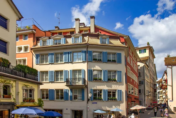 スイスのチューリッヒの旧市街の通りの眺め — ストック写真