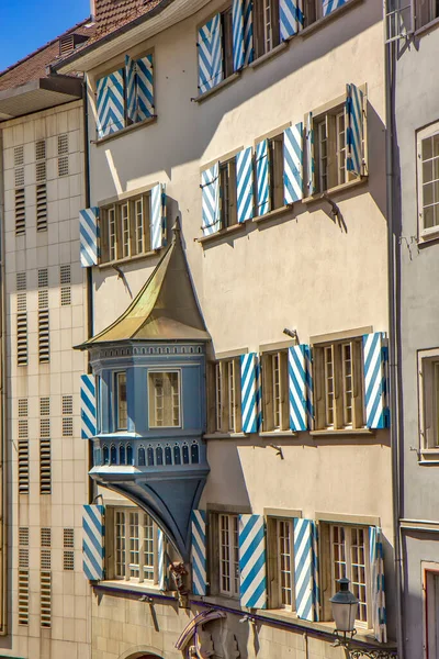 瑞士苏黎世老城大楼的旧阳台景观 — 图库照片