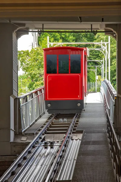 İsviçre, Zürih 'te kırmızı füniküler