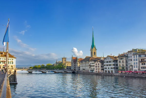 Zürih şehir manzarası ve Zürih şehir merkezinde Limmat nehri, İsviçre
