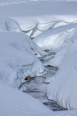 Avusturya Alplerindeki dağda nehirde eriyen kar.