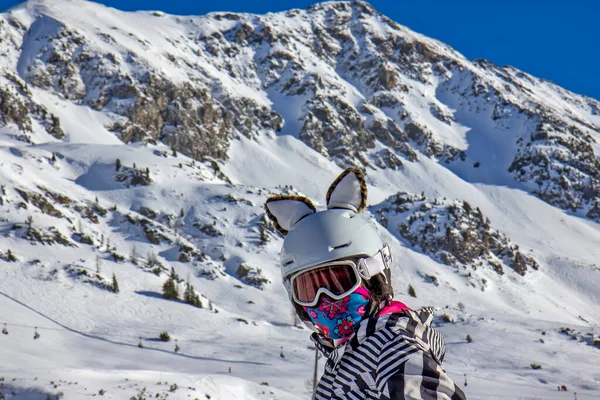 Девушка Лыжном Склоне Ушами Шлеме — стоковое фото