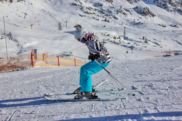 Chica Pista Esquí Con Orejas Casco —  Fotos de Stock