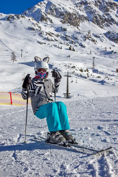 Kayak Pistinde Kulakları Miğferinde Olan Bir Kız — Stok fotoğraf