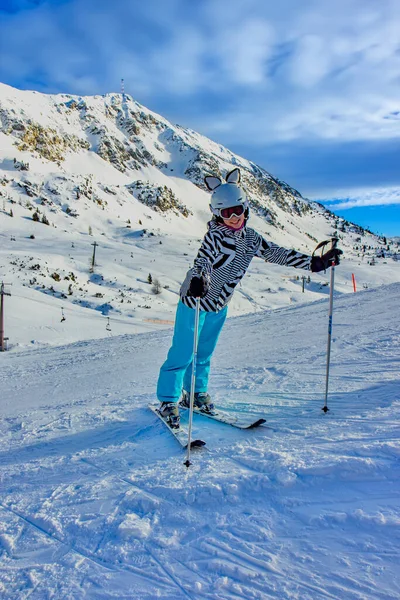 Dziewczyna Stoku Narciarskim Austriackich Alpach Obertauern — Zdjęcie stockowe