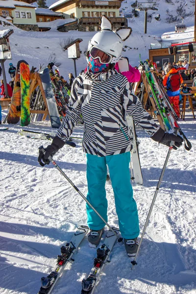 Κορίτσι Στην Καλύβα Του Σκι Στην Αυστριακή Άλπεις Obertauern — Φωτογραφία Αρχείου
