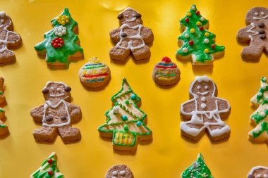 Altın arka planda zencefilli kurabiye.