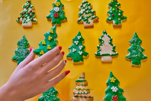 Gingerbread Cookies Golden Background Girls Hand — Stock Photo, Image
