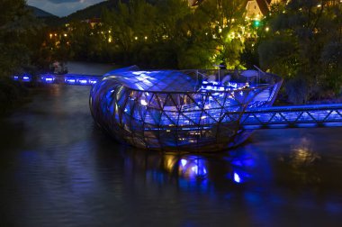 Avusturya 'nın Graz şehrinde ünlü Murinsel köprü gecesi