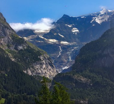 Jungfraujoch, Bernese Alpleri 'nin iki büyük 4000 üyesini birbirine bağlayan bir eyer.