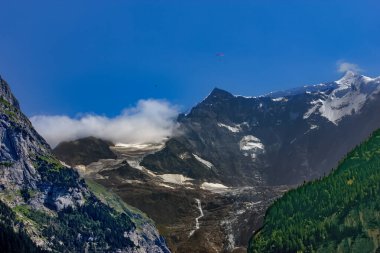 Jungfraujoch, Bernese Alpleri 'nin iki büyük 4000 üyesini birbirine bağlayan bir eyer.