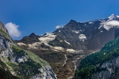 Jungfraujoch, Bernese Alpleri 'nin iki büyük 4000 üyesini birbirine bağlayan bir eyer.