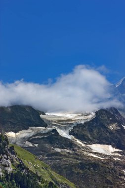 Jungfraujoch, Bernese Alpleri 'nin iki büyük 4000 üyesini birbirine bağlayan bir eyer.