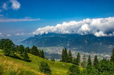 Interlaken şehri ve Thun Gölü manzarası, Swiitthe