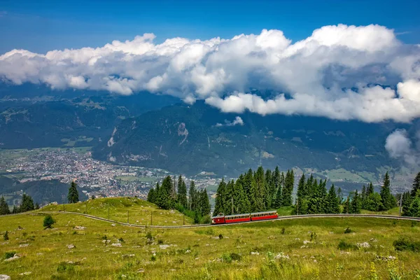シニゲ プレート鉄道 Schynige Platte Railway スイスのベルネーゼ高地にある山岳鉄道である — ストック写真