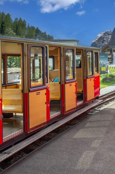 シニゲ プレート鉄道 Schynige Platte Railway スイスのベルネーゼ高地にある山岳鉄道である — ストック写真
