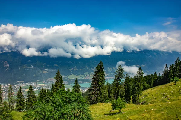 Interlaken şehri ve Brienz Gölü, İsviçre