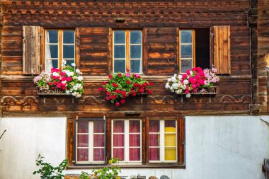 İsviçre 'deki köyün eski geleneksel penceresi