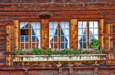 İsviçre 'deki köyün eski geleneksel penceresi