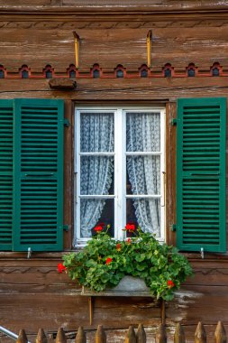 İsviçre 'deki köyün eski geleneksel penceresi
