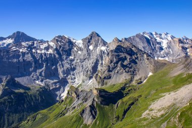 Schlithorn dağlarının zirvesinden Jungfrau İsviçre Alplerine ve buzullarına bakın