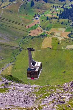 Yazın İsviçre Alpleri 'ndeki büyük gondol manzarası