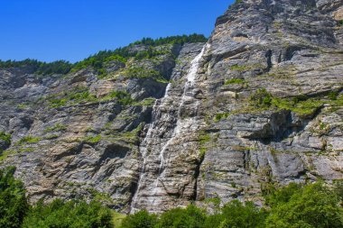 İsviçre Alplerindeki dağdaki büyük şelalenin manzarası