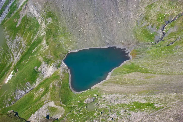 Lindo Lago Nas Altas Montanhas Dos Alpes Suíços — Fotografia de Stock